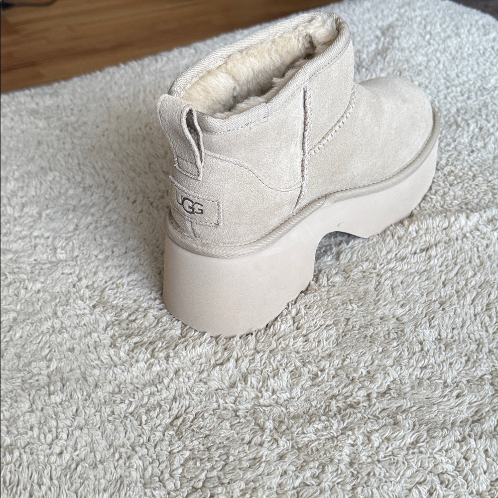 Authentic UGG Women's Beige Platform Winter Boots New Without Tags
